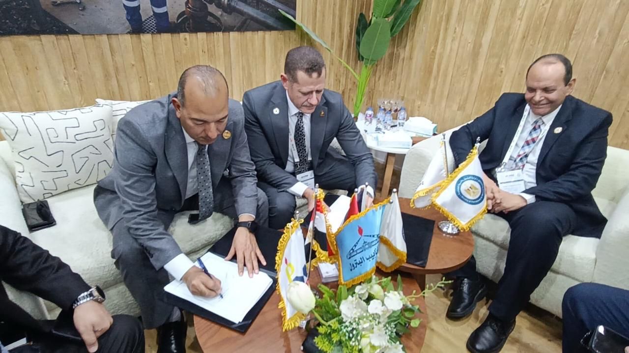 رئيس مجلس إدارة أنابيب البترول أثناء توقيع بروتوكول التعاون 