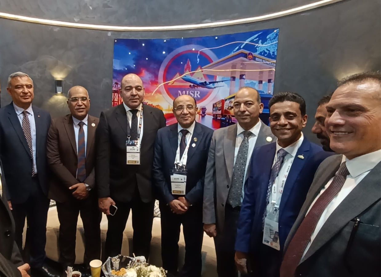 رئيس مجلس الإدارة داخل جناح مصر للبترول 