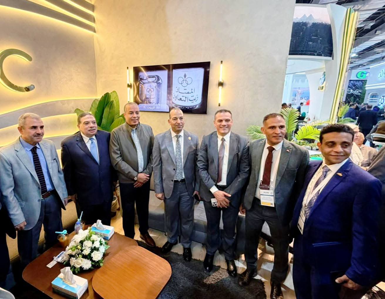 رئيس مجلس الإدارة داخل جناح التعاون للبترول 
