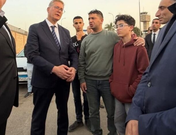 وزير البترول في استقبال جثمان المهندس المصري