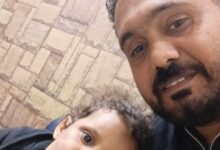 الطفلة مع أبيها بعد استلامها