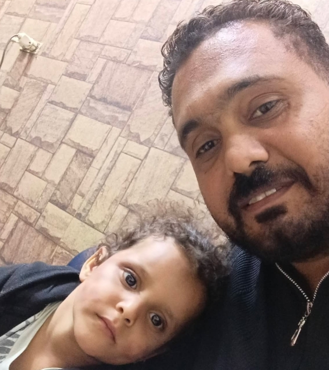 الطفلة مع أبيها بعد استلامها 