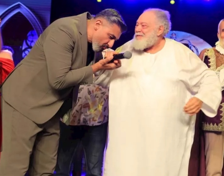 ياسر جلال يُقبّل يد يحيى الفخراني